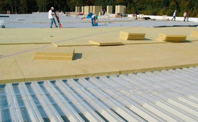 Hogyan melegszik a tető, az anyagok kiválasztása a ferde tető és lapos tető