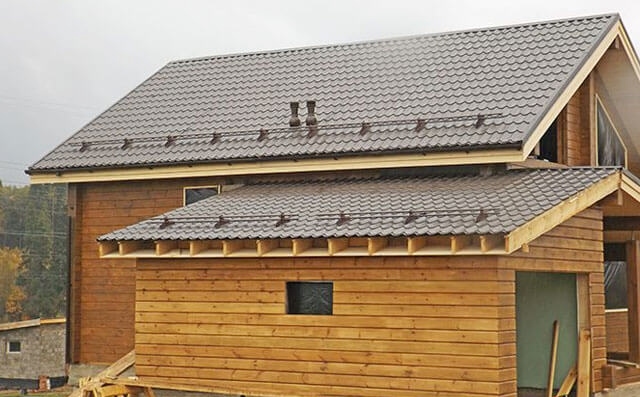 Hogyan készítsünk saját kezűleg egy egynyílású tetőt egy ház bővítésén – utasítások a fészertető építéséhez