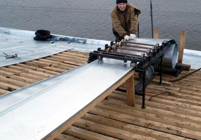 Milyen tetőfedő szerszámok szükségesek az állóhomlokzati tetőhöz - tartozékok és felszerelések?