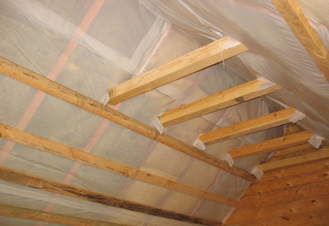 Hogyan szigeteljük a ház tetejét belülről - anyagválasztási és telepítési útmutató