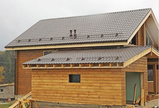 Hogyan készítsünk tetőt a ház bővítésén – szabályok és módszerek az egyállásos és törött tetőre