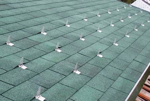 Hogyan kell telepíteni a hóakadályokat a puha tetőkre, melyeket válasszuk ki?