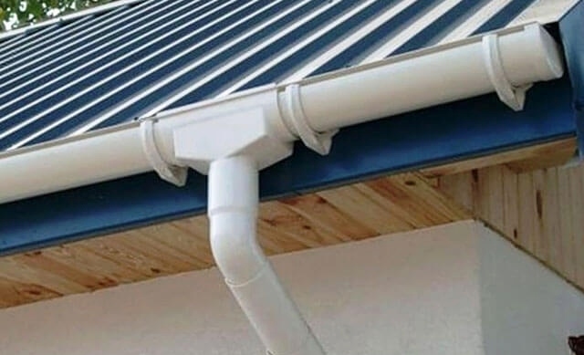 Hogyan kell rögzíteni ereszcsatornák a tetőre – sorrendben rögzítő elemek a vízelvezető rendszer