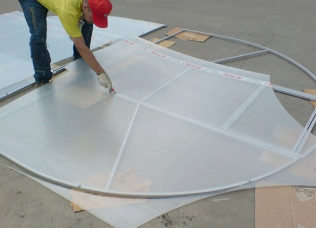 Hogyan kell telepíteni a polikarbonát lemezeket a tetőn - lépésről lépésre útmutató