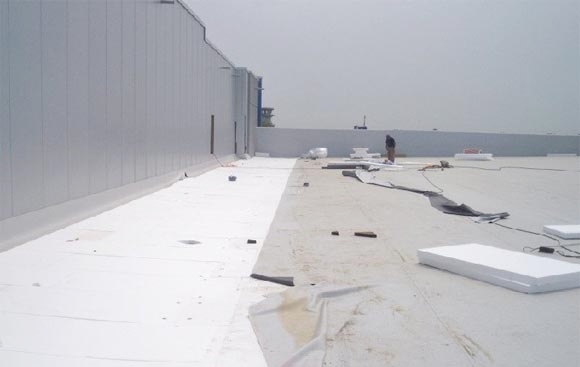 Lapos tetők lejtésszabályozása: technikák