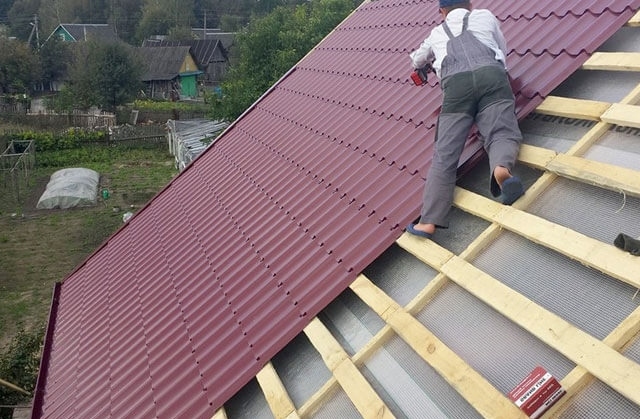 Lépésről-lépésre útmutató a tetőcserép felszereléséhez – két kipróbált és bevált módszer