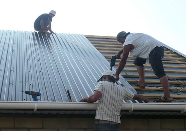 Hogyan kell telepíteni hullámlemez a tetőn - lépésről lépésre útmutató