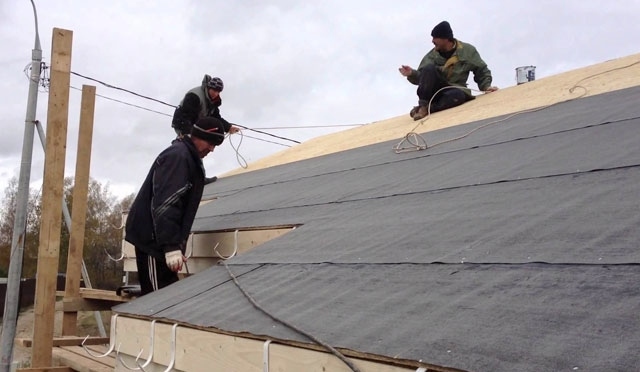 Hogyan kell fektetni egy aljzatszőnyeget a tetőn a puha rugalmas tetőcseréphez