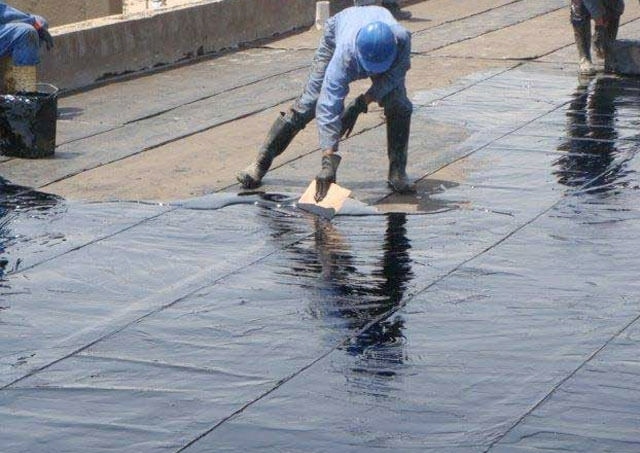 Hogyan és mit kell vízszigetelni a tetőt - anyagok, előnyök és hátrányok