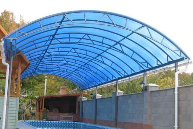 Hogyan készítsünk egy tetőt polikarbonátból saját kezűleg - a tető építésének lehetőségei és sorrendje lépésről lépésre