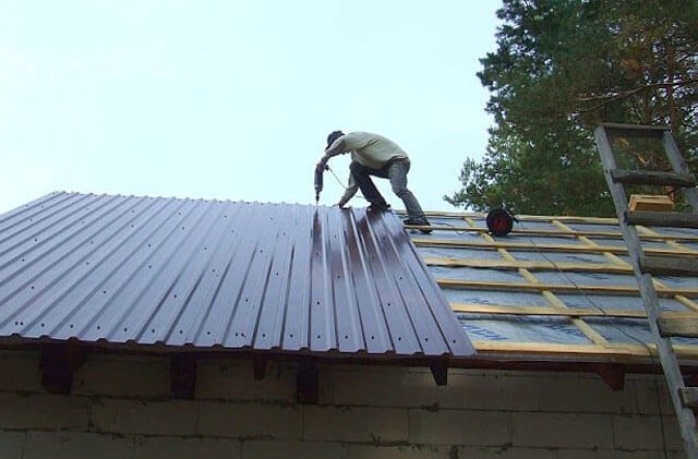 Hogyan kell telepíteni hullámlemez a tetőn – lépésről lépésre útmutató