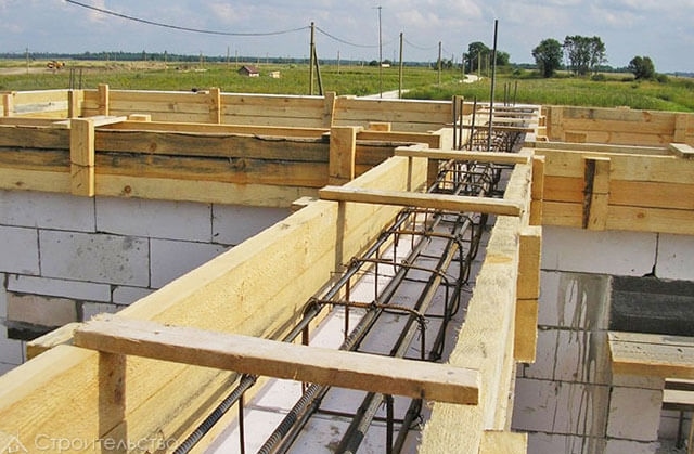 Hogyan kell egy tetőfedő egységet beépíteni egy nyeregtetőbe - beépítési lehetőségek, rögzítési eljárás