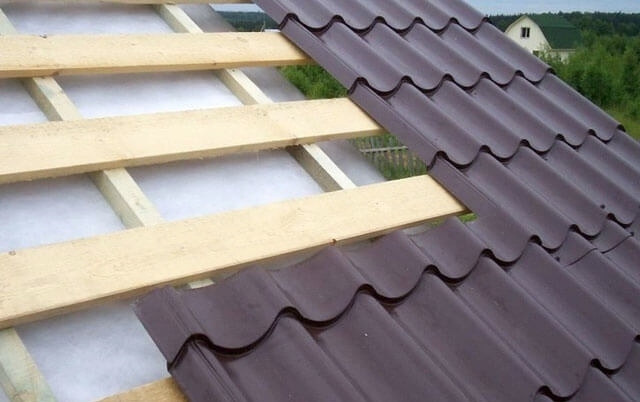 Hogyan kell a cserepeket helyesen fektetni - a tető további elemeinek fektetése és rögzítése