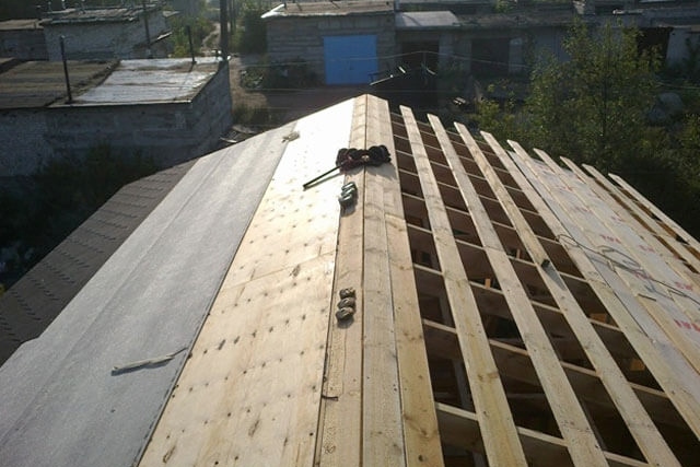 Hogyan kell fektetni egy aljzatszőnyeget a tetőn a puha rugalmas tetőcseréphez