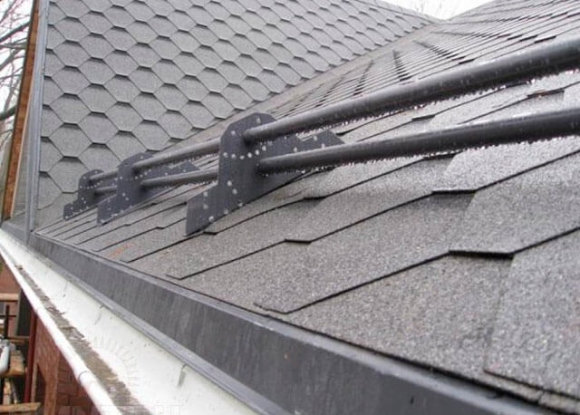 Hogyan kell telepíteni a hóakadályokat a puha tetőkre, melyeket válasszuk ki?
