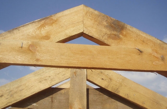 Hogyan készítsünk lógó szarufákat - tervezési lehetőségek, a tetőcsomópontok szabályai