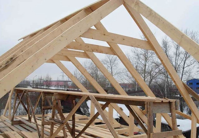 A négyosztatú tető szarufarendszerének építése - beépítési lehetőségek és a felállítás szabályai