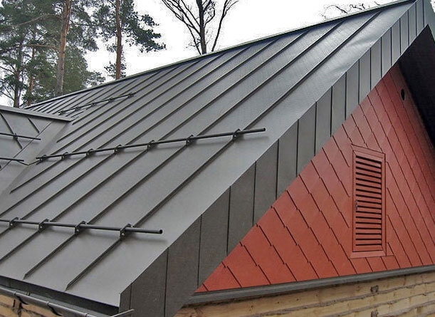 Mi az állóvarratos tető – típusok és szabályok a tetőfedésre