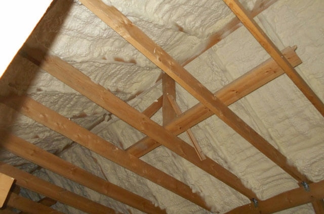 Hogyan szigeteljük a tetőt poliuretán habbal – módszerek és munkaszabályok