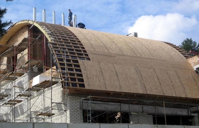 Hogyan készítsünk egy boltíves tetőt – lehetséges változatok, anyagválasztás