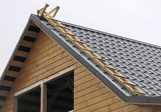 Hogyan készítsünk egy tető létra - tetőfedő szabályok fém
