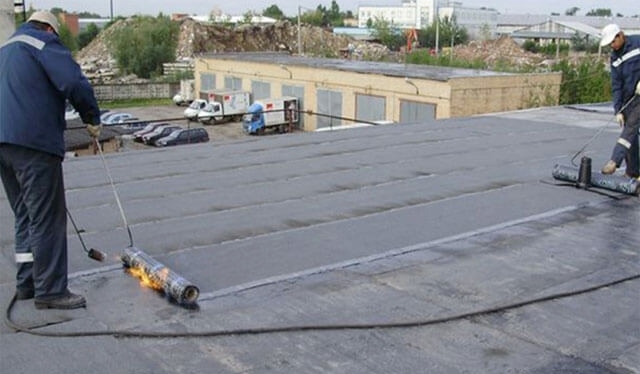Hogyan kell aszfaltfilcet fektetni lapos tetőre és ferde tetőre?
