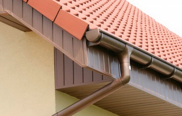 Hogyan kell rögzíteni ereszcsatornák a tetőre - sorrendben rögzítő elemek a vízelvezető rendszer
