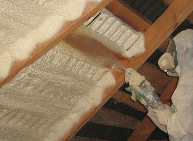 Hogyan szigeteljük a tetőt poliuretán habbal - módszerek és munkaszabályok