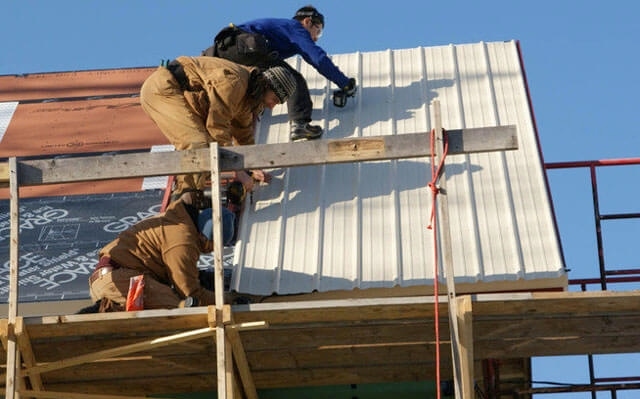 Hogyan kell helyesen hullámlemezt fektetni a tetőre - a hullámlemez sajátosságai a tetőn történő fektetésnél
