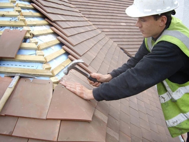 Tetőfelújítási lehetőségek régi otthonodban – hogyan cserélheted ki a tetőt saját kezűleg?