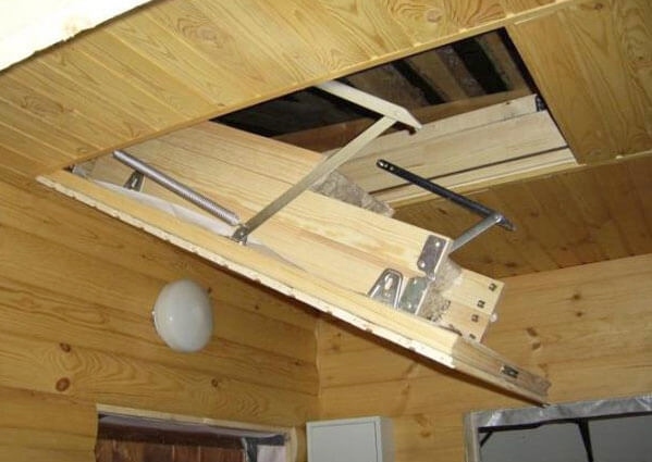 Hogyan készítsünk egy tetőablakot a padlásra – módszerek különböző konstrukciókhoz