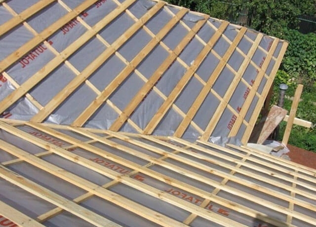 Hogyan csatlakozik egy hullámlemez egymáshoz - a tetőn való fektetés árnyalatai