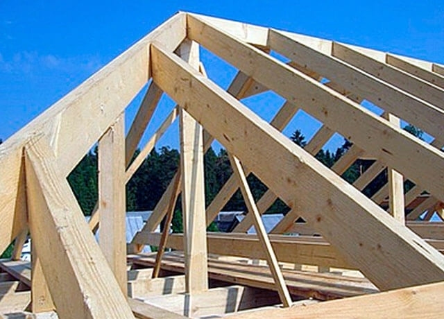 A négyosztatú tető szarufarendszerének építése - beépítési lehetőségek és a felállítás szabályai