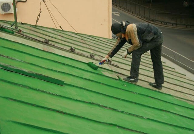 Hogyan és mit kell festeni a ház vaskos tetejét - a festék kiválasztása, szerszámok, festési szabályok