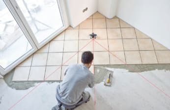 A csempe egyenetlen padlóra történő lerakásának árnyalatai, nehézségek és szakértői tanácsok