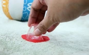 A szőnyeg megmentése, avagy hogyan lehet eltávolítani a foltot a gyurmáról a szőnyeg felületéről
