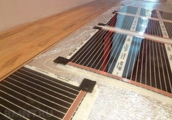 Lehetséges-e laminált meleg padlóra tenni: lépésről lépésre a telepítési munkákhoz