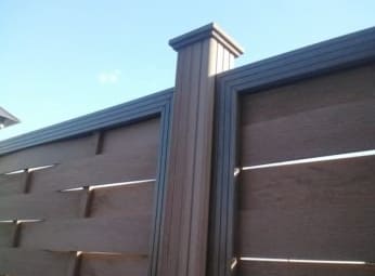 Kerítés készítés teraszdeszkából, eredeti megoldás a padló használatára