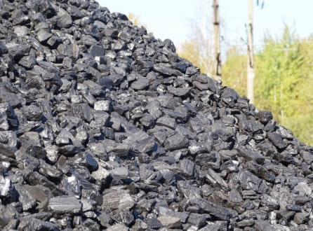 A tégla kályhák szénnel való fűtése: tüzelőanyag-típusok és ajánlások a gyújtásra, a füst okai