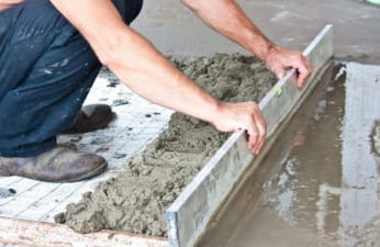 Hogyan készítsünk gyorsan betonesztrichet egy magánház udvarán saját kezűleg?
