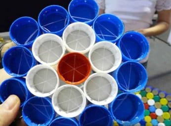 Hogyan készítsünk szőnyegeket műanyag kupakokból: a modulok csatlakoztatásának módjai