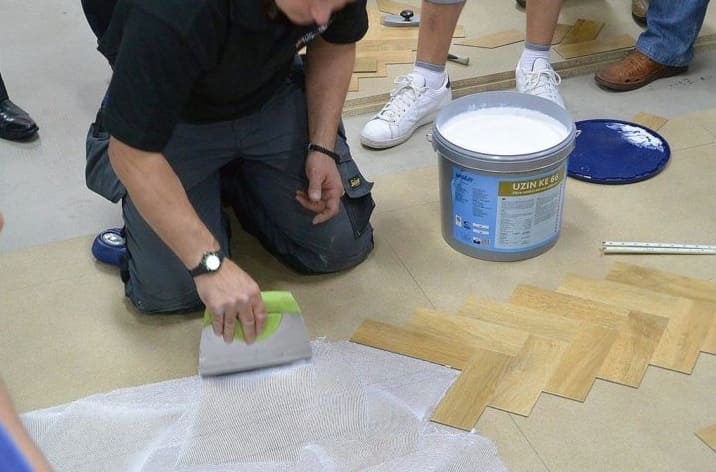 A vinil csempe padlóra fektetésének technológiája