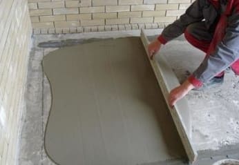 Az önterülő padlók kiválasztása beton esztrichen és a kiegyenlítő keverékekkel való munka technológiája
