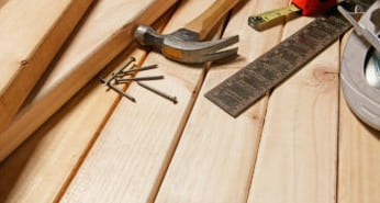 Hogyan lehet eltávolítani a fapadló reccsenését egy lakásban, hogyan lehet azonosítani a problémás területet