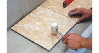 A csempék lerakása a gvl padlóra, lépésről lépésre utasítások és szakértői tanácsok