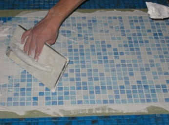 A mozaiklapok rácsra szerelésének technológiája: hogyan kell ragasztani a padlóra a fürdőszobában