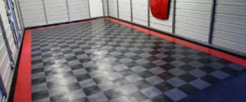 A padlók elrendezése a garázsban és a zúzott kő alap jellemzői bevonat formájában