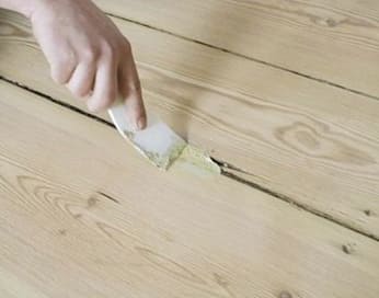 Hogyan lehet bezárni a réseket a padlón a deszka között, amikor javításra van szükség, és hogyan kell ezt megtenni