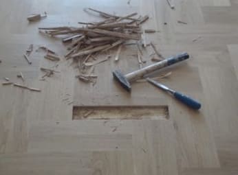 Hogyan lehet eltávolítani a fapadló reccsenését egy lakásban, hogyan lehet azonosítani a problémás területet