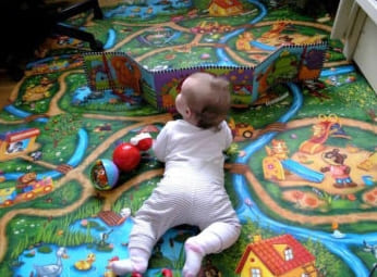 Hogyan segít egy gyermekhab polietilén szőnyeg elkerülni a hipotermiát a padlón való játék során